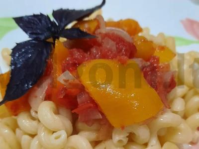 Lečo su paprikomis, pomidorais ir svogūnais pagrindine nuotrauka