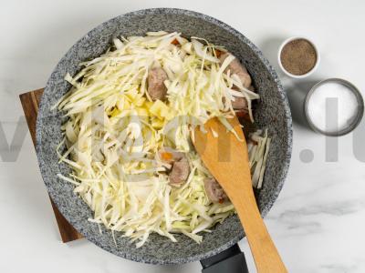 Troškinta kopūstai su mėsa Žingsnis 8