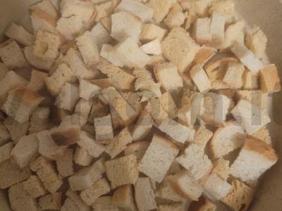 Salotas „Saulutė“ su skrudintais duonos kubeliais ir upėtakiu Žingsnis 1