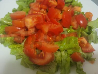 Salotas „Saulutė“ su skrudintais duonos kubeliais ir upėtakiu Žingsnis 2