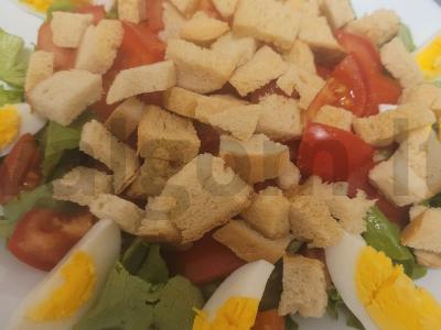 Salotas „Saulutė“ su skrudintais duonos kubeliais ir upėtakiu Žingsnis 3