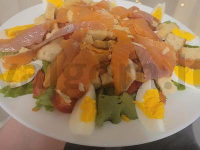 Salotas „Saulutė“ su skrudintais duonos kubeliais ir upėtakiu Žingsnis 4