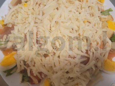 Salotas „Saulutė“ su skrudintais duonos kubeliais ir upėtakiu Žingsnis 6