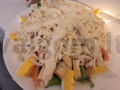 Salotas „Saulutė“ su skrudintais duonos kubeliais ir upėtakiu pagrindine nuotrauka