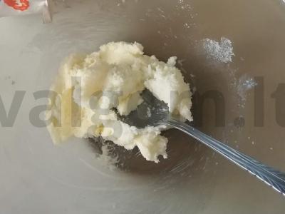 Sūrio pyragėliai su kukurūzų miltais Žingsnis 1