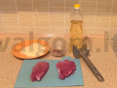 Kepintos kiaulienos šniceliai kukurūzų miltuose Žingsnis 1