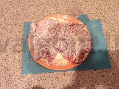 Kepintos kiaulienos šniceliai kukurūzų miltuose Žingsnis 2