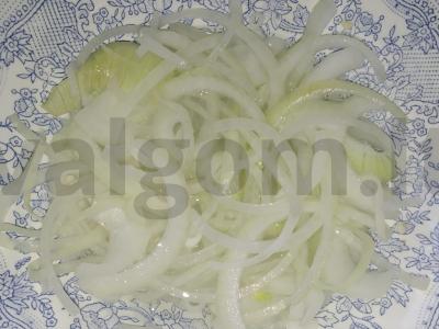 Pica su vištienos krūtinėle, pievagrybiais ir marinuotais svogūnais Žingsnis 4