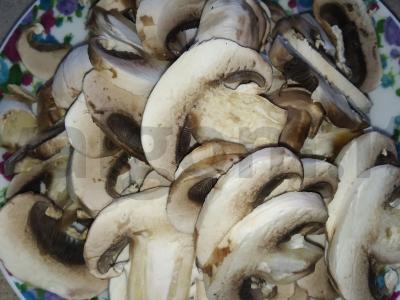 Pica su vištienos krūtinėle, pievagrybiais ir marinuotais svogūnais Žingsnis 7