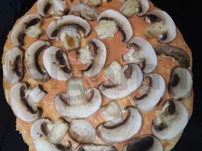 Pica su vištienos krūtinėle, pievagrybiais ir marinuotais svogūnais Žingsnis 10