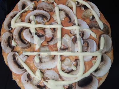 Pica su vištienos krūtinėle, pievagrybiais ir marinuotais svogūnais Žingsnis 11