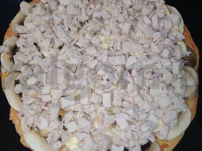 Pica su vištienos krūtinėle, pievagrybiais ir marinuotais svogūnais Žingsnis 12