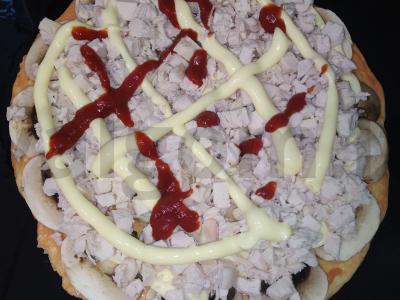 Pica su vištienos krūtinėle, pievagrybiais ir marinuotais svogūnais Žingsnis 13