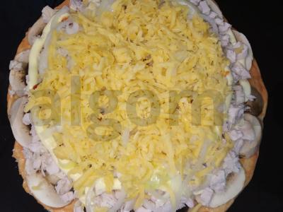 Pica su vištienos krūtinėle, pievagrybiais ir marinuotais svogūnais Žingsnis 15