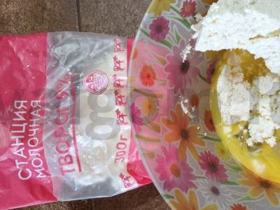 Varškės apkepas su razinomis Žingsnis 1