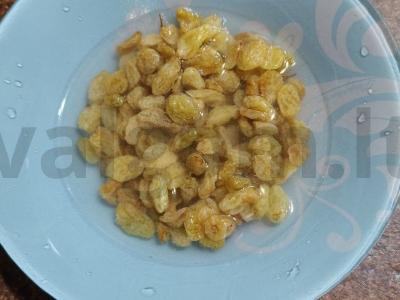 Varškės apkepas su razinomis Žingsnis 4