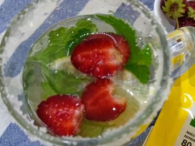 Braškinių-citrinų mohitas pagrindine nuotrauka