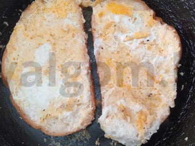 Karštas sumuštinis su kiaušiniu, pievagrybiais ir sūriu Žingsnis 3