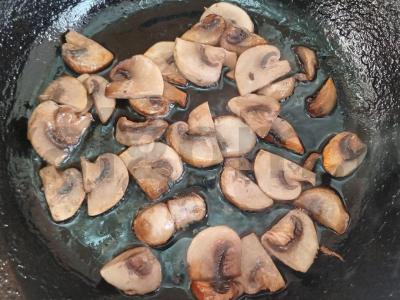 Karštas sumuštinis su kiaušiniu, pievagrybiais ir sūriu Žingsnis 4