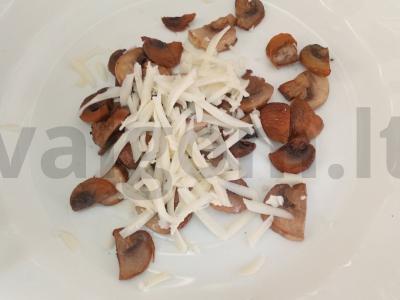 Karštas sumuštinis su kiaušiniu, pievagrybiais ir sūriu Žingsnis 5