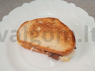 Karštas sumuštinis su kiaušiniu, pievagrybiais ir sūriu pagrindine nuotrauka