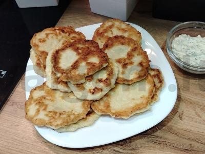 Cukinijų blynai su aromatingu padažu pagrindine nuotrauka