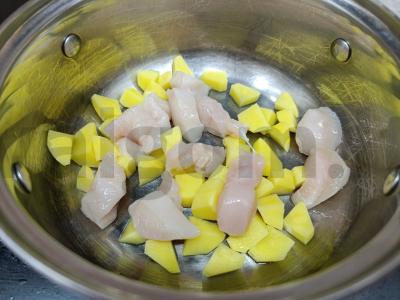 Vištienos ir raugintų kopūstų šči Žingsnis 1