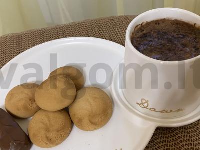 Namų karštas šokoladas su muskato riešutu pagrindine nuotrauka