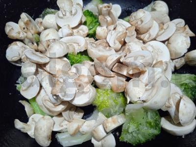 Jaujenas iš šampinjonų ir brokolių su jalapeño pipirais Žingsnis 2