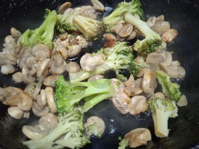 Jaujenas iš šampinjonų ir brokolių su jalapeño pipirais Žingsnis 3