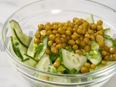 Salotos su agurkais ir žirneliais Žingsnis 4