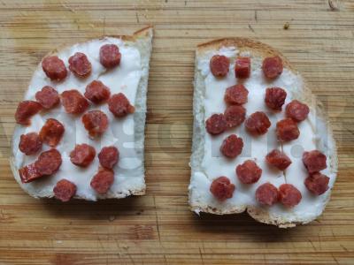 Sumuštiniai su rūkytomis dešrelėmis ir agurku Žingsnis 3