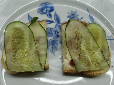 Sumuštiniai su rūkytomis dešrelėmis ir agurku pagrindine nuotrauka