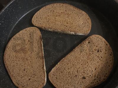 Tostai su ivasi ant juodos duonos Žingsnis 1