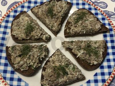 Tostai su ivasi ant juodos duonos pagrindine nuotrauka