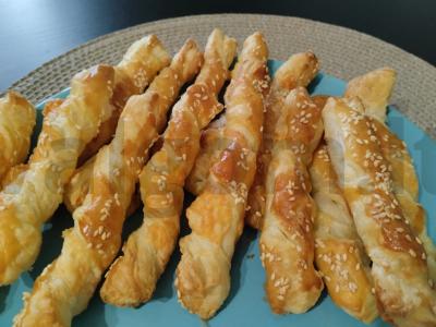 Traškūs sluoksniuoti pagaliukai pagrindine nuotrauka