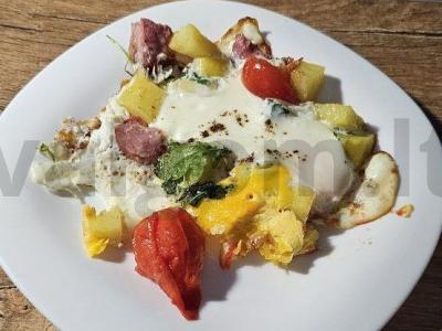 Skani ir sočia pusryčių patiekalas su kiaušiniu pagrindine nuotrauka