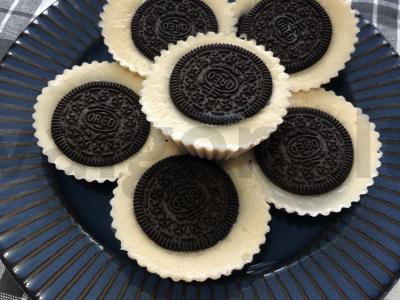 Desertas su sausainiais ant tirpinto pieno pagrindine nuotrauka