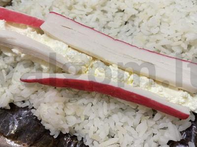 Rulonai su krabų lazdelėmis ir varškės sūriu Žingsnis 4