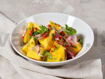 Tailandietiška salotos su mangais ir čili pipirais pagrindine nuotrauka