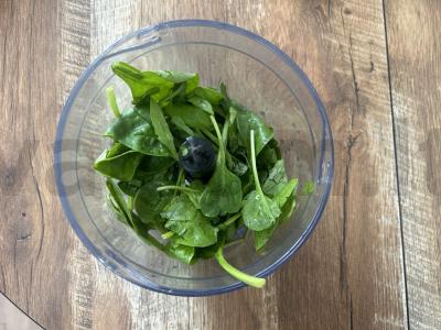 Žaliasis smoothie su špinatais, kiviais ir salierais Žingsnis 1