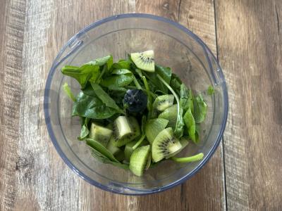 Žaliasis smoothie su špinatais, kiviais ir salierais Žingsnis 3