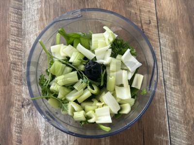 Žaliasis smoothie su špinatais, kiviais ir salierais Žingsnis 5