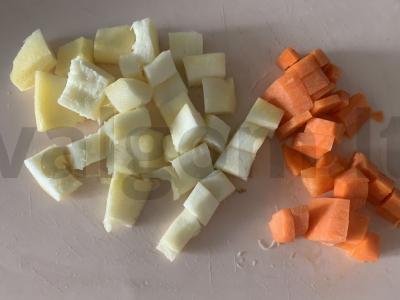 Kabakų, vištienos krūtinėlės ir daržovių tyrė sriuba Žingsnis 1