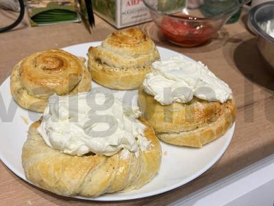 Cinamono bandelė su kremu pagrindine nuotrauka