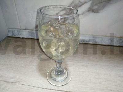 Kokteilis su baltu vynu ir limonadu Žingsnis 2
