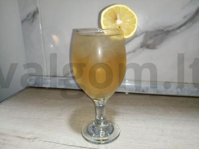 Kokteilis su baltu vynu ir limonadu pagrindine nuotrauka