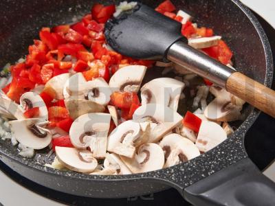 Grietinėlės makaronai su vištiena ir grybais Žingsnis 4