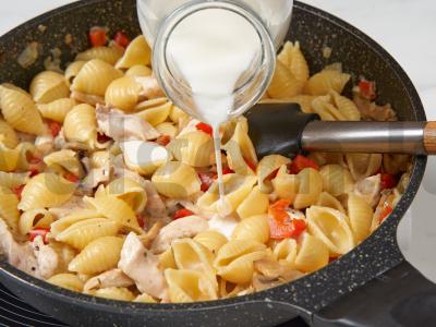 Grietinėlės makaronai su vištiena ir grybais Žingsnis 7