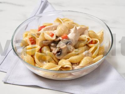 Grietinėlės makaronai su vištiena ir grybais pagrindine nuotrauka